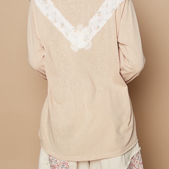 Pol Clothing Tan Lace Flower Patch Relaxed Fit Long Sleeve V Neck Top Size S-L - Picture 3 of 6